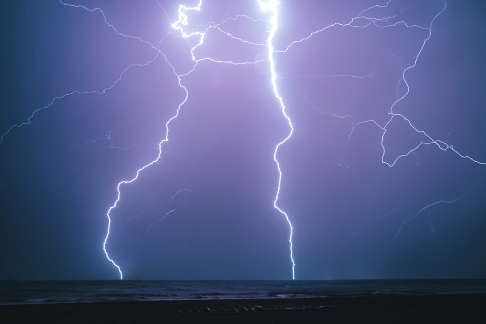 Un paio di fulmini sull'oceano