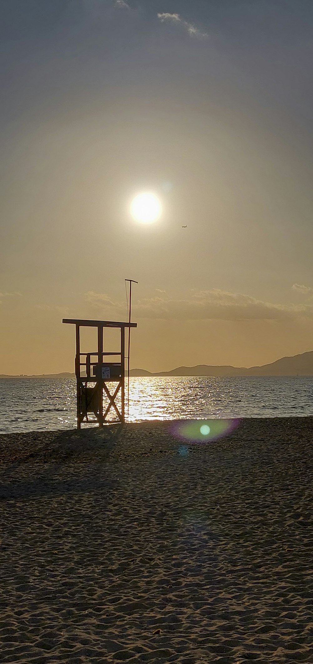 un poste de sauveteur sur la plage au coucher du soleil