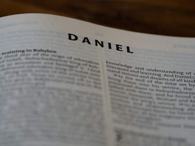 Bright thumbnail showing the story of Daniel in the lions' den.