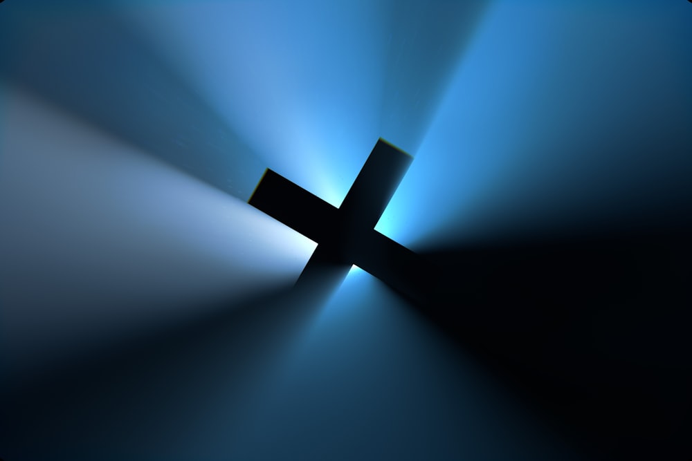 uma cruz no meio de uma luz azul