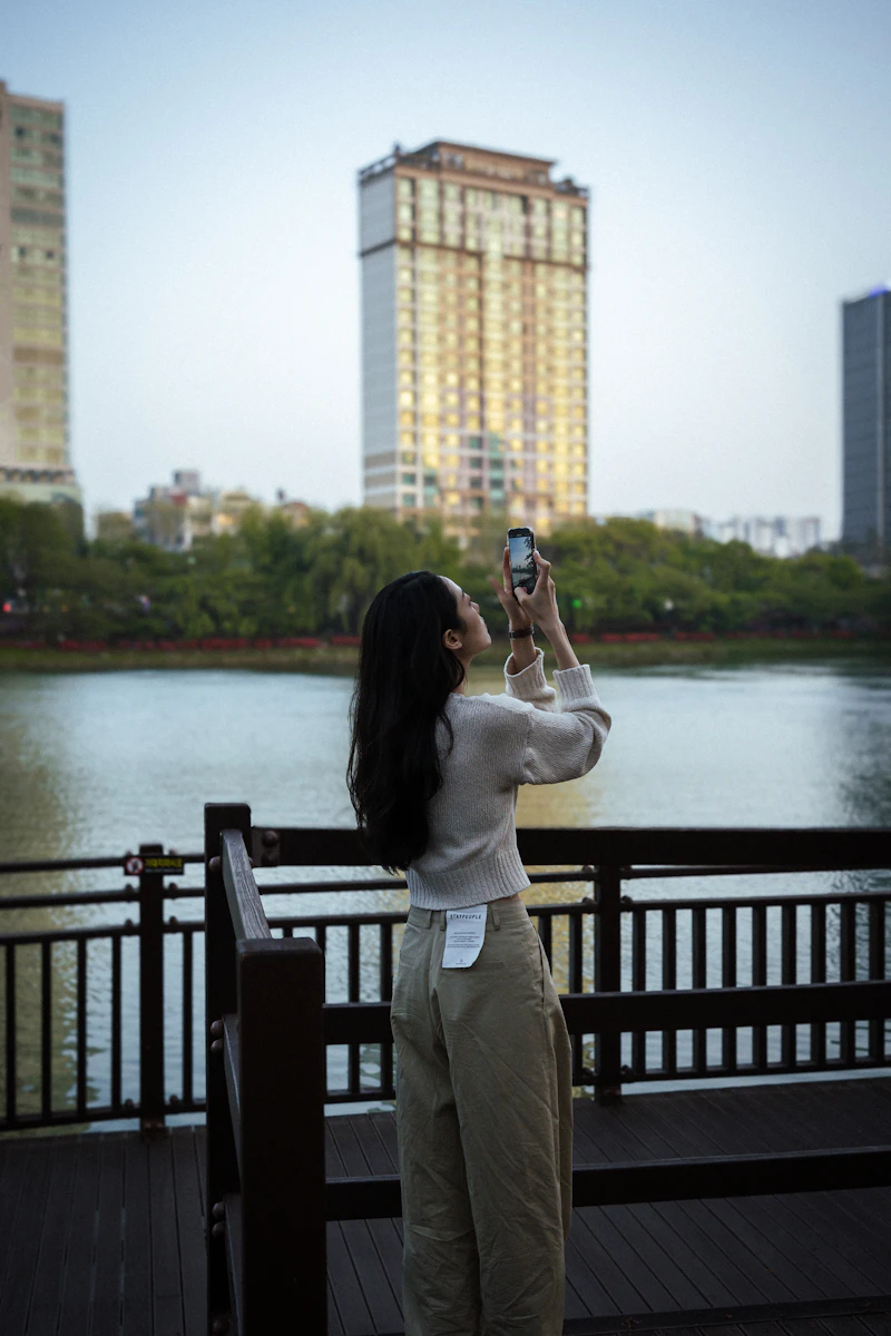 ソウルの街でスマホを使う旅行者（地図・翻訳アプリイメージ）
