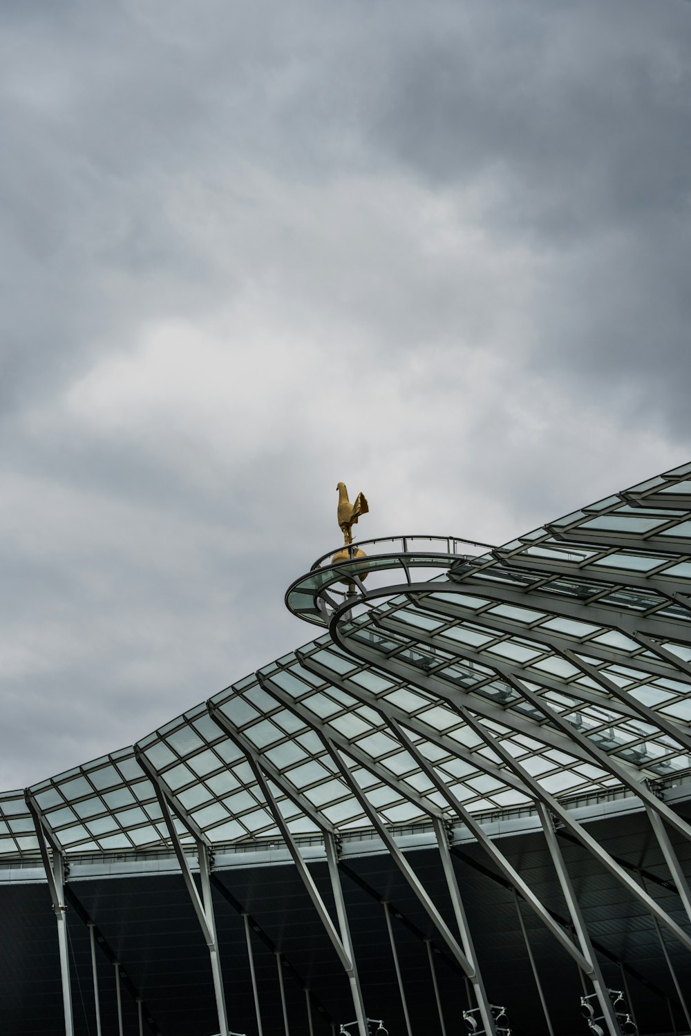 Ein Vogel sitzt auf einer Metallkonstruktion