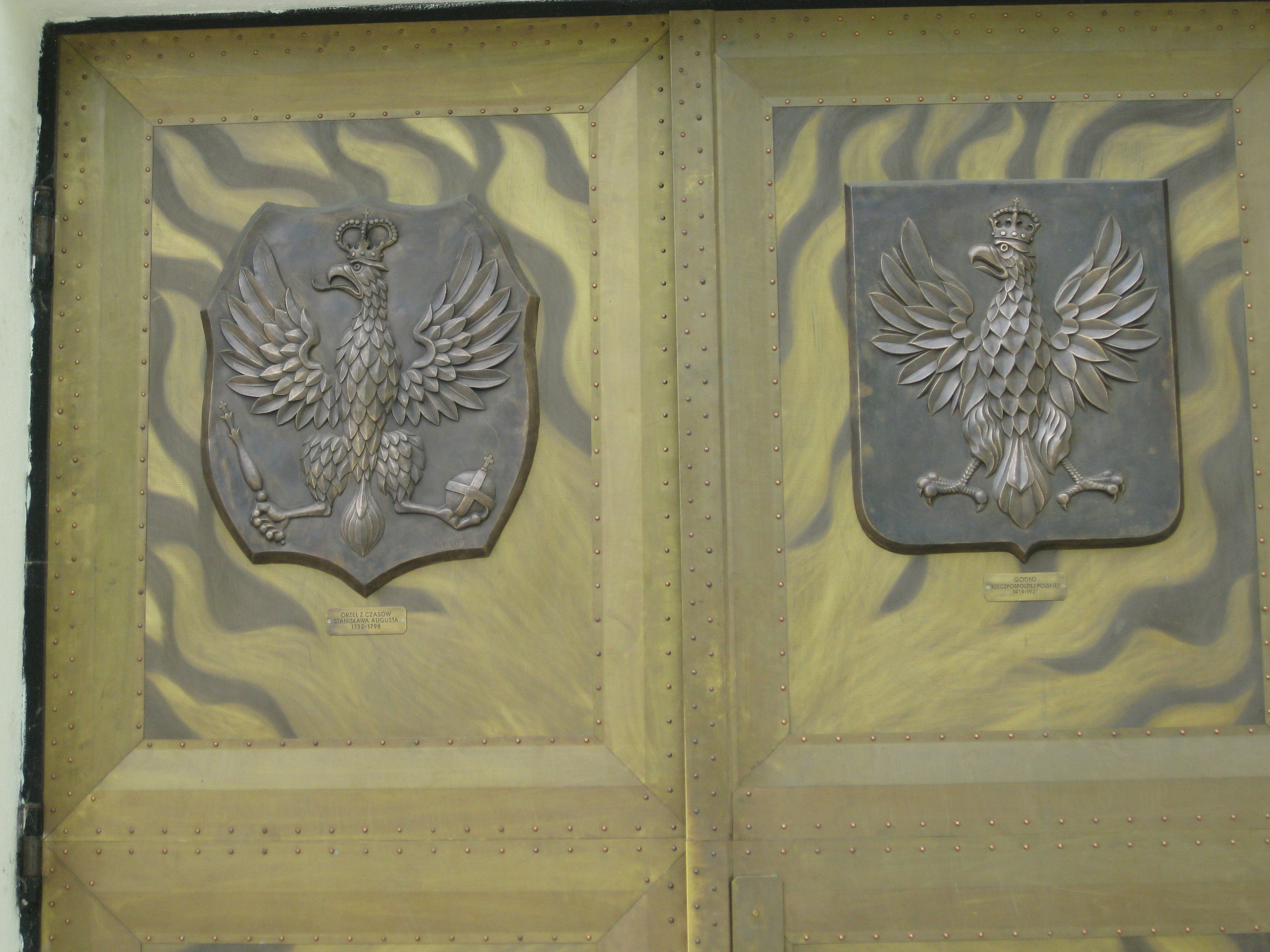 Image comparing the Type 1 (Heraldic) and Type 2 (Landing) reverse designs of the American Silver Eagle - American silver eagle
