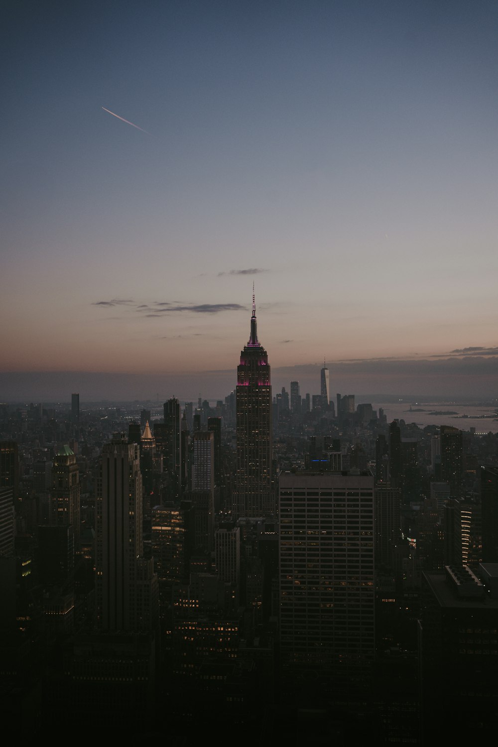 Une vue d’une ville au crépuscule du haut d’un immeuble