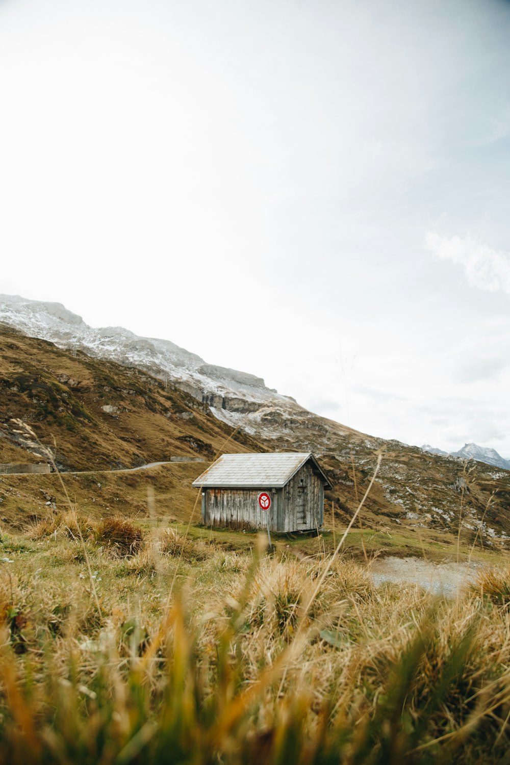 ein kleines Haus mitten auf einer Wiese