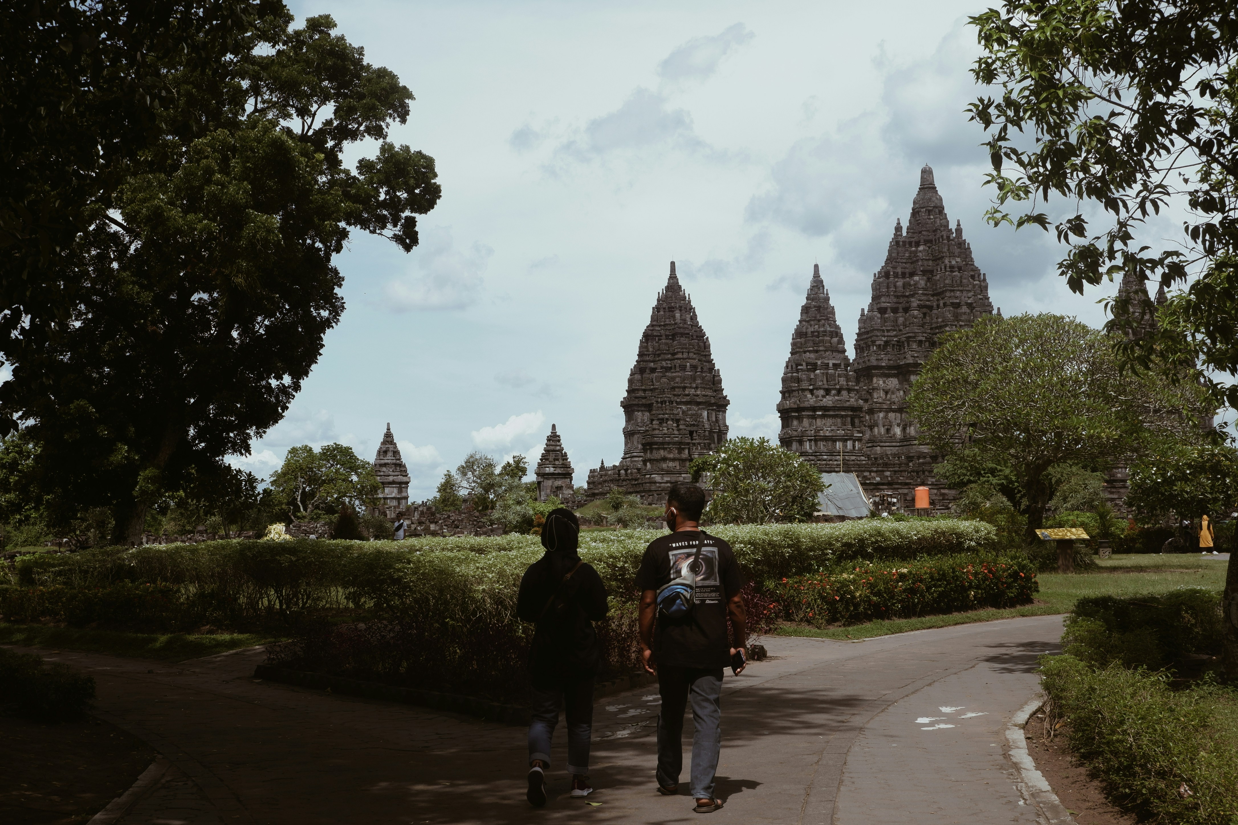 ein paar Leute, die eine Straße entlang gehen