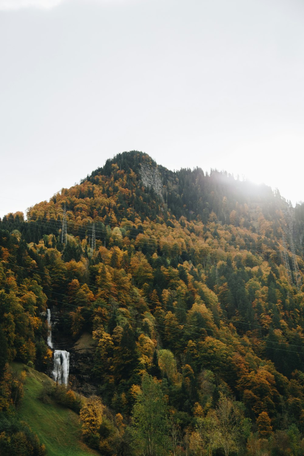 ein Berg mit einem Wasserfall in der Mitte