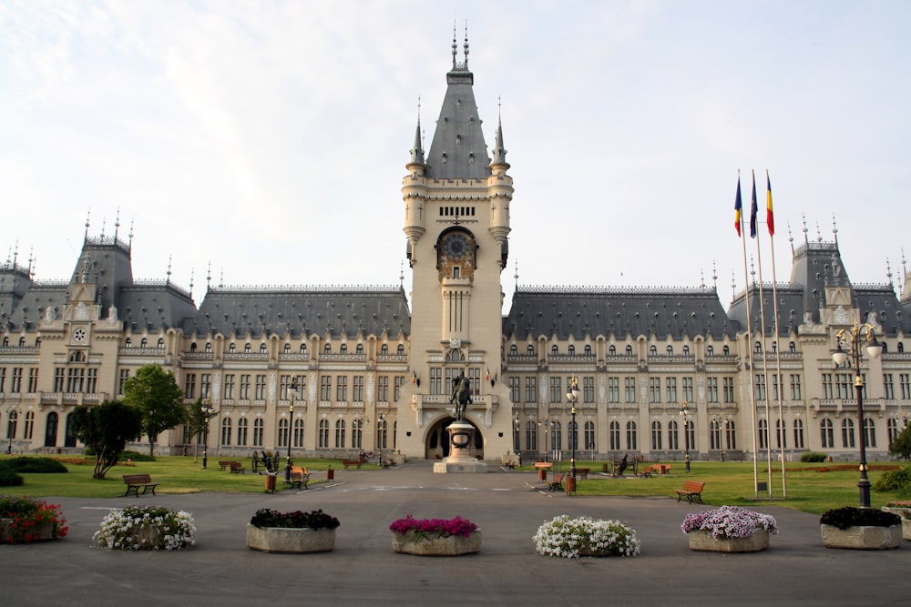 un grande edificio con una torre dell'orologio di fronte