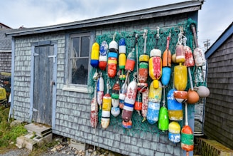 a bunch of buoys are hanging on a house