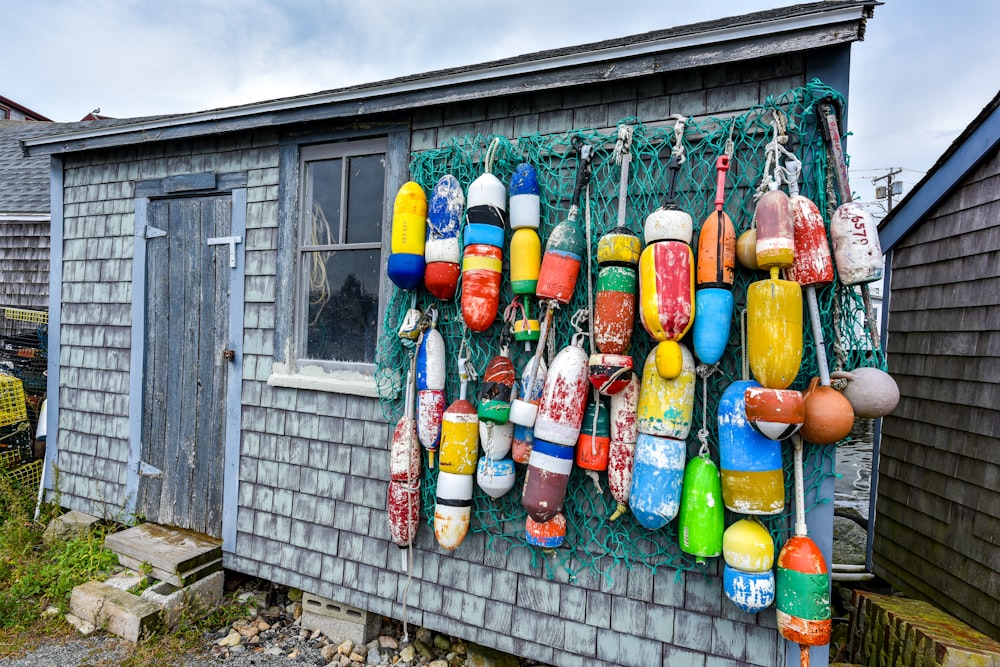 a bunch of buoys are hanging on a house