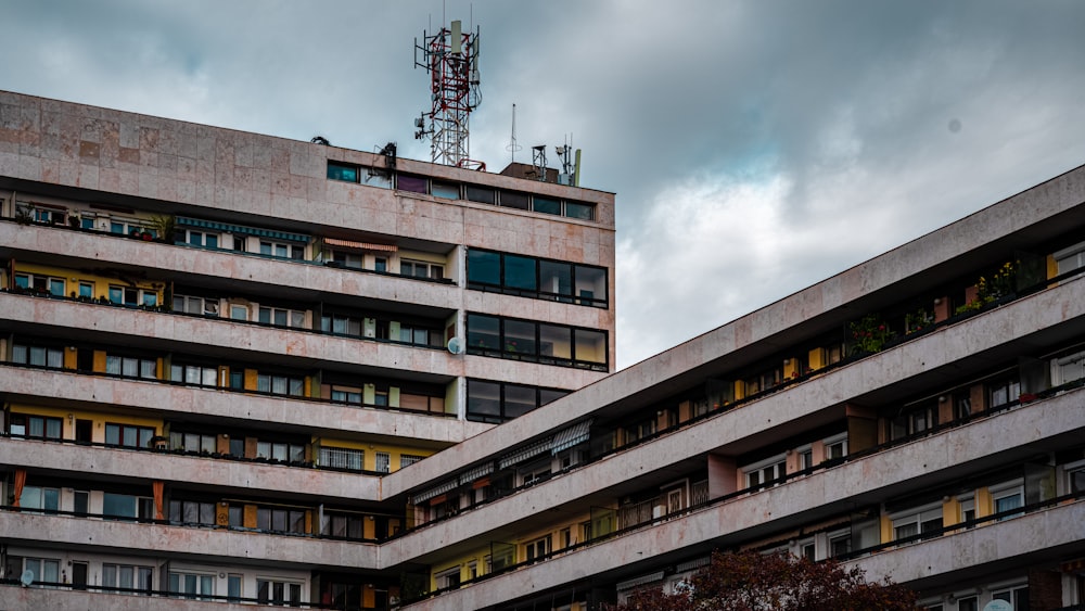 Un edificio molto alto con molte finestre