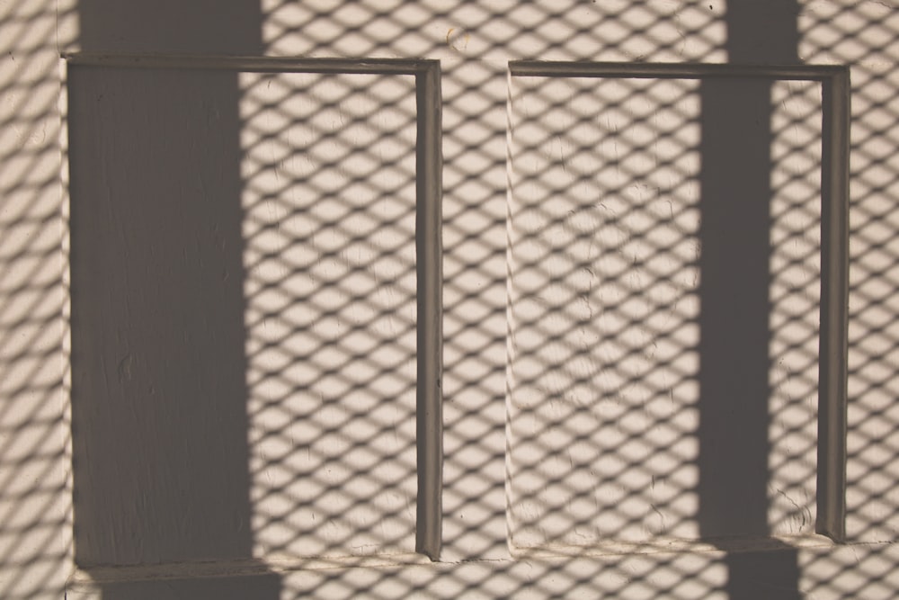 der Schatten eines Fensters an einer Wand