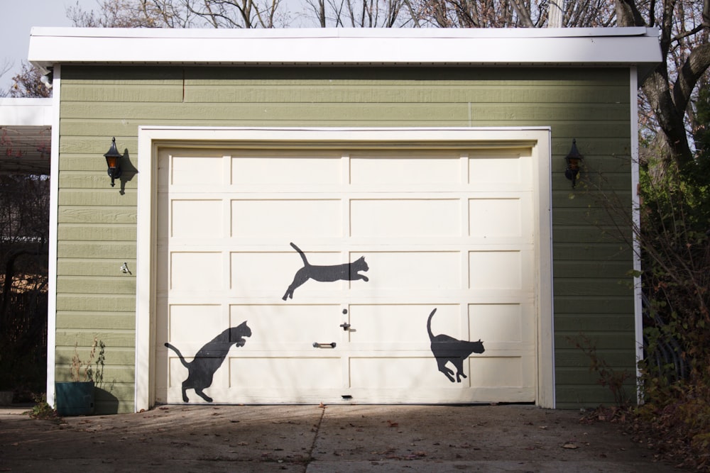 un garage con un dipinto di un gatto e un cane su di esso