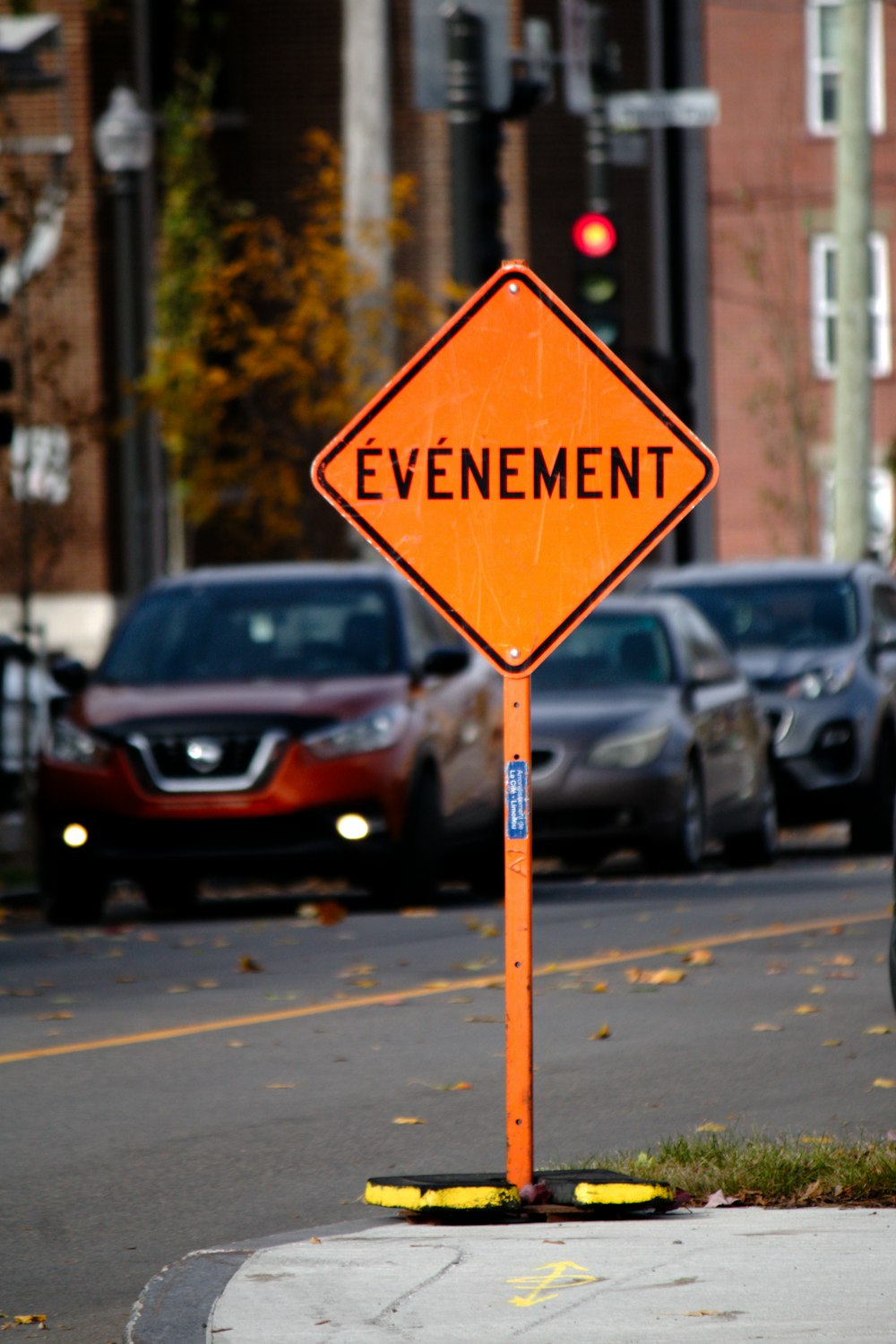 un cartello stradale arancione che dice un evento su di esso