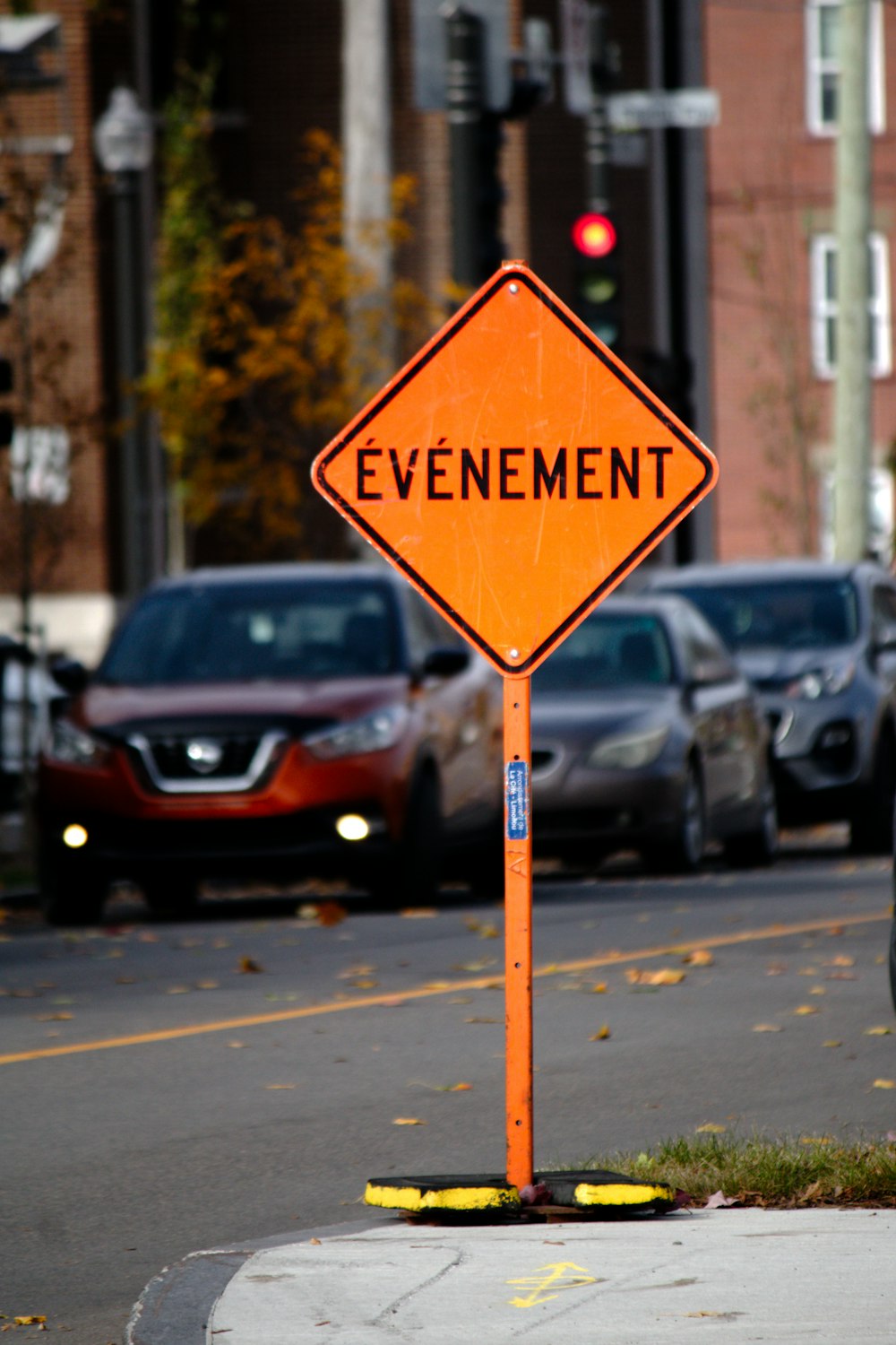 ein orangefarbenes Straßenschild mit der Aufschrift "Veranstaltung"