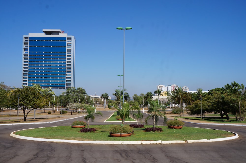 Un grande edificio blu seduto accanto a un lussureggiante parco verde