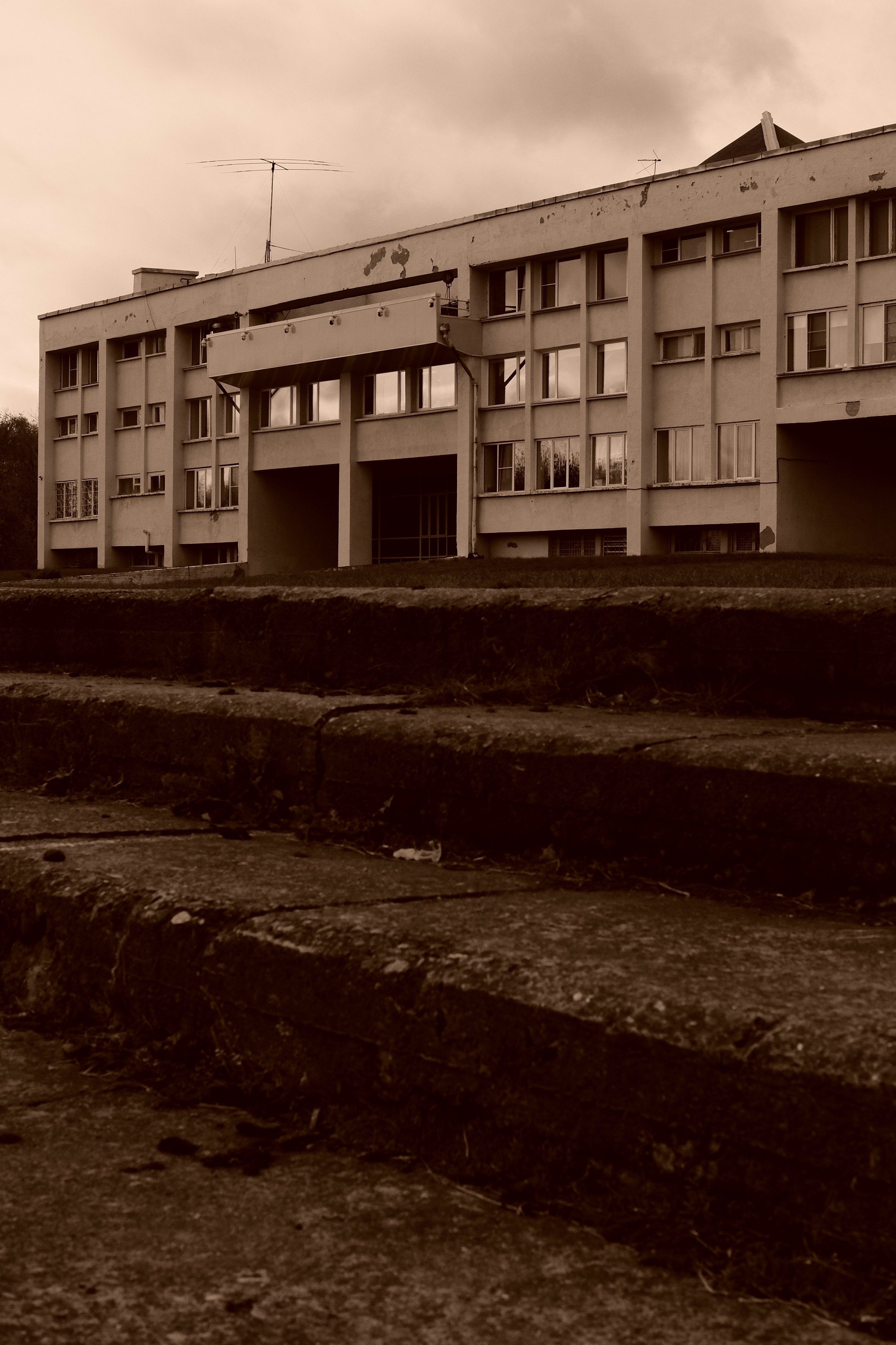 a black and white photo of an apartment building