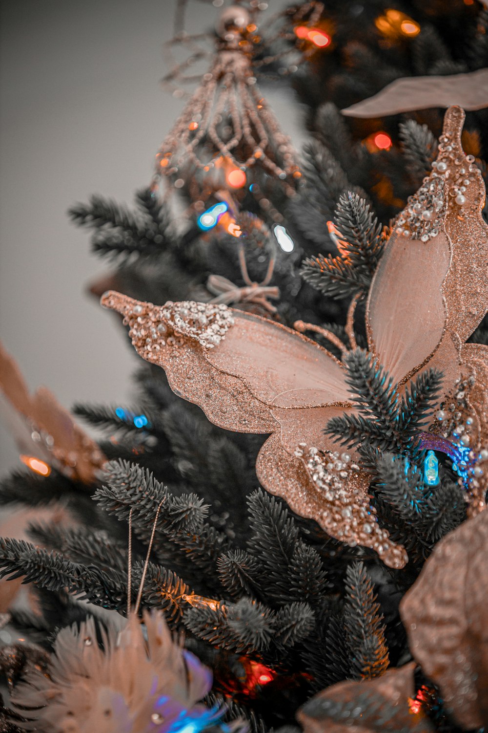 Um close up de uma árvore de Natal decorada