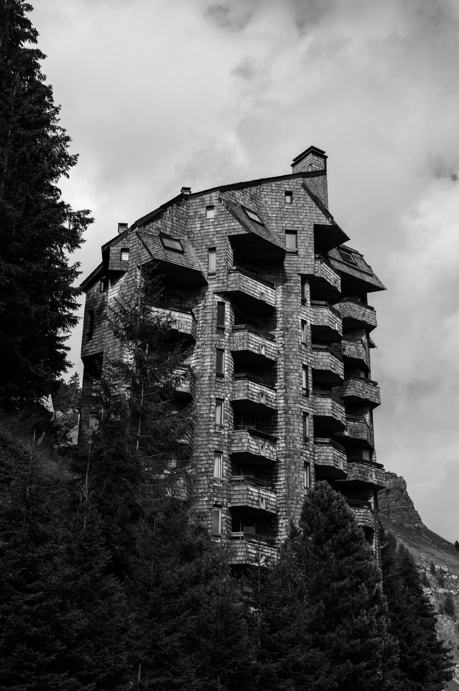 Immeuble à l'architecture de bois caractéristique d'Avoriaz, à flanc de pente