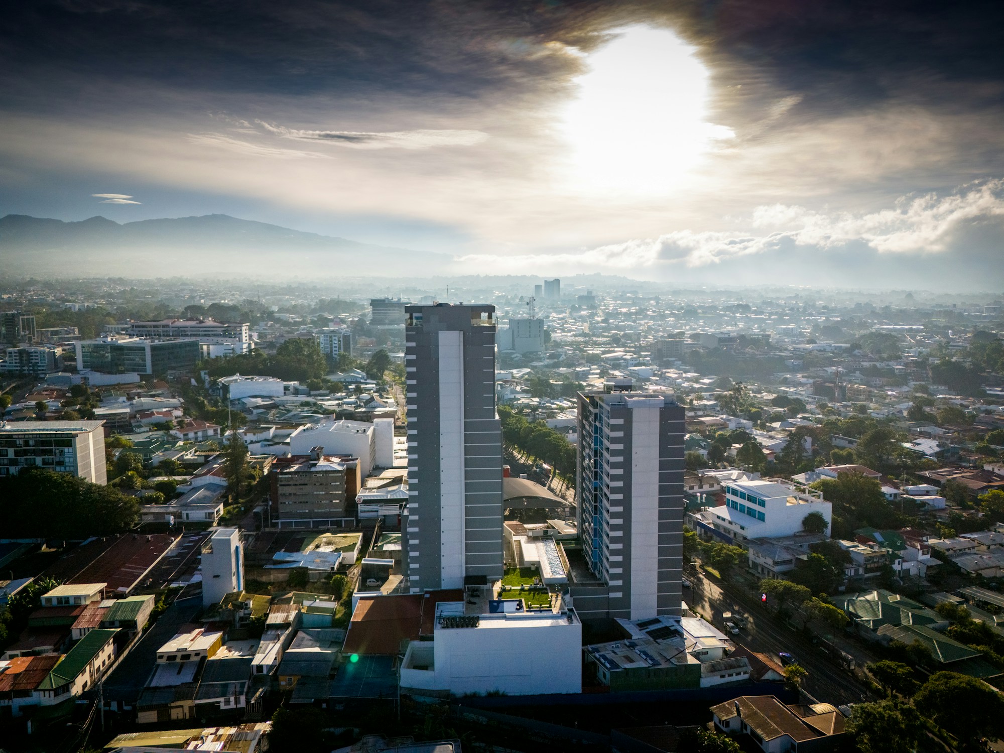 El sistema financiero costarricense — BCCR, bancos públicos, y por qué el colón pierde valor