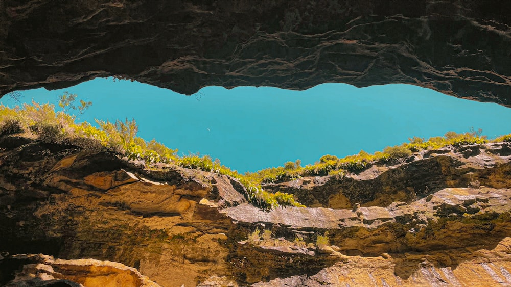 Un lago blu è visto dall'interno di una grotta