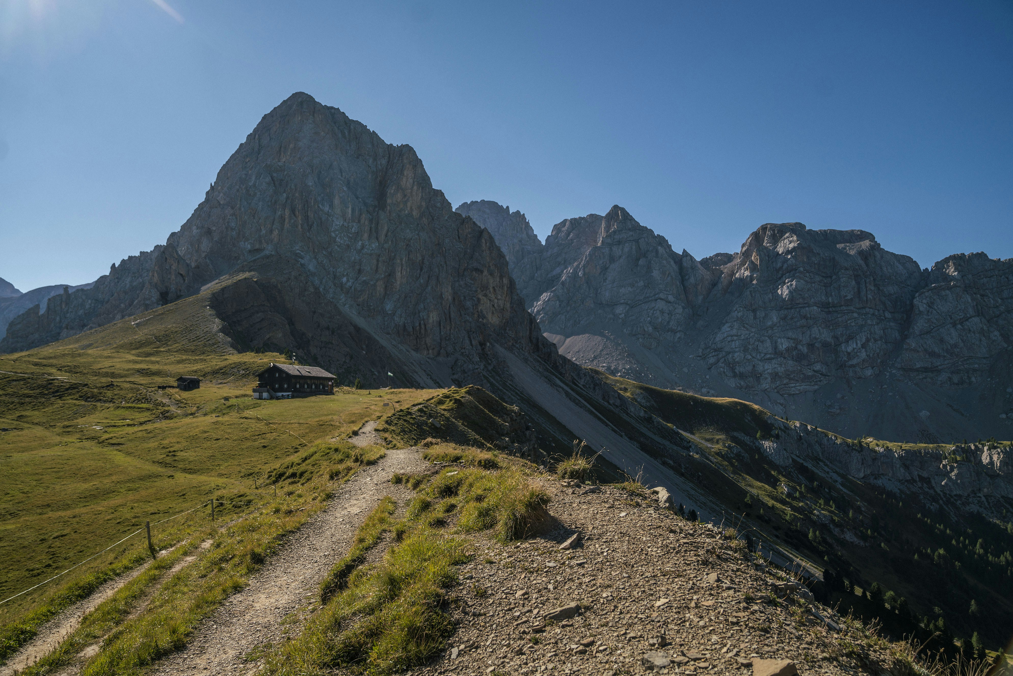 Un camino de tierra en medio de una cordillera