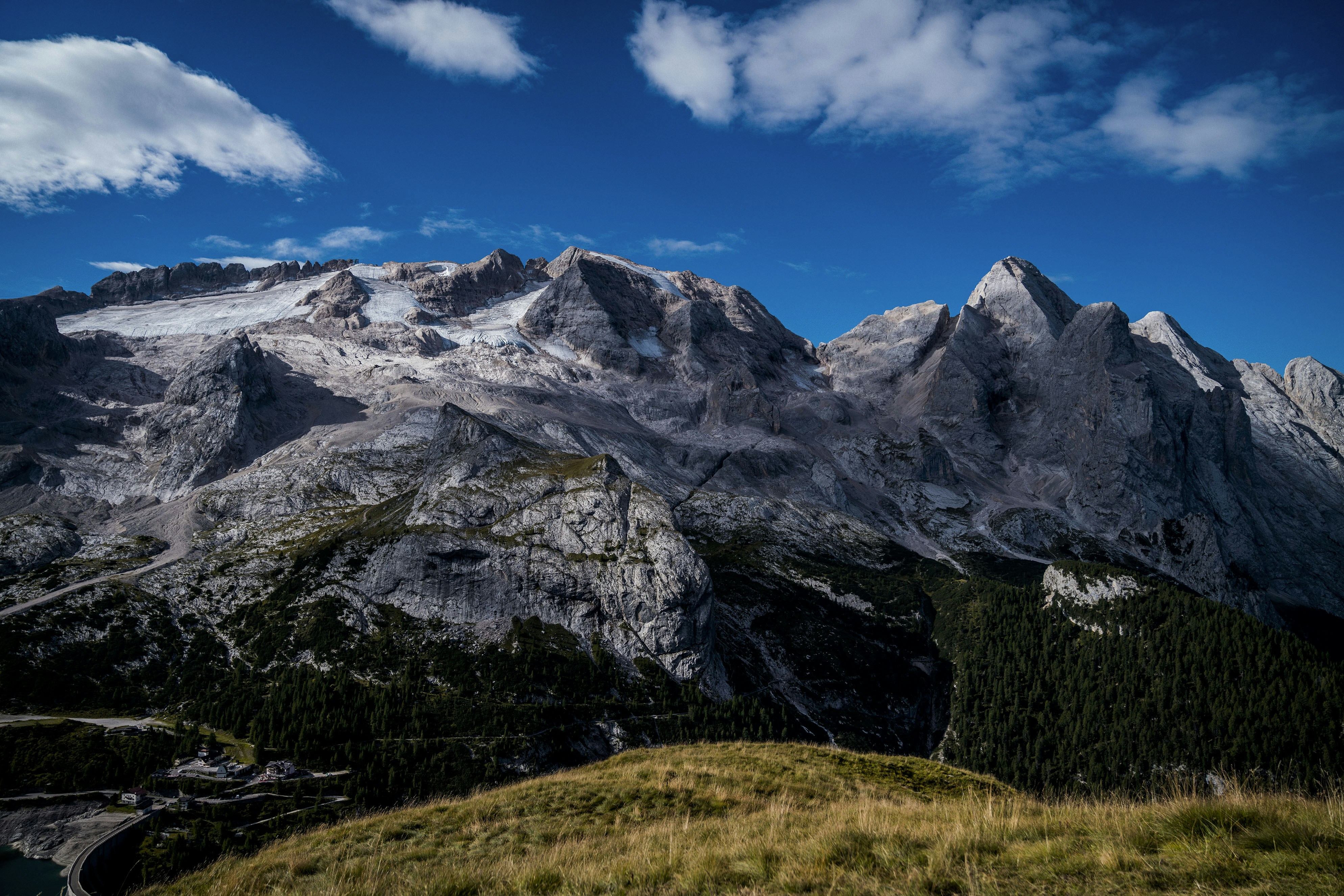 Una vista de una cadena montañosa con algunas nubes en el cielo