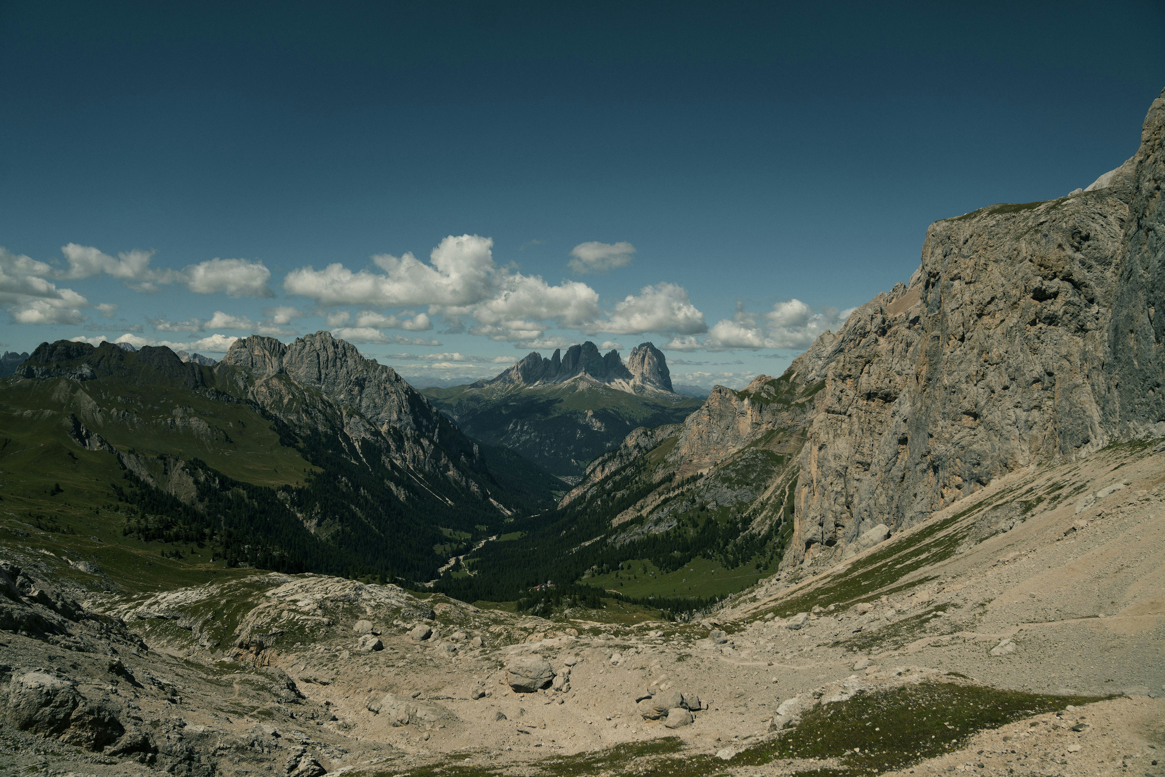 Una vista de una cadena montañosa desde la cima de una montaña