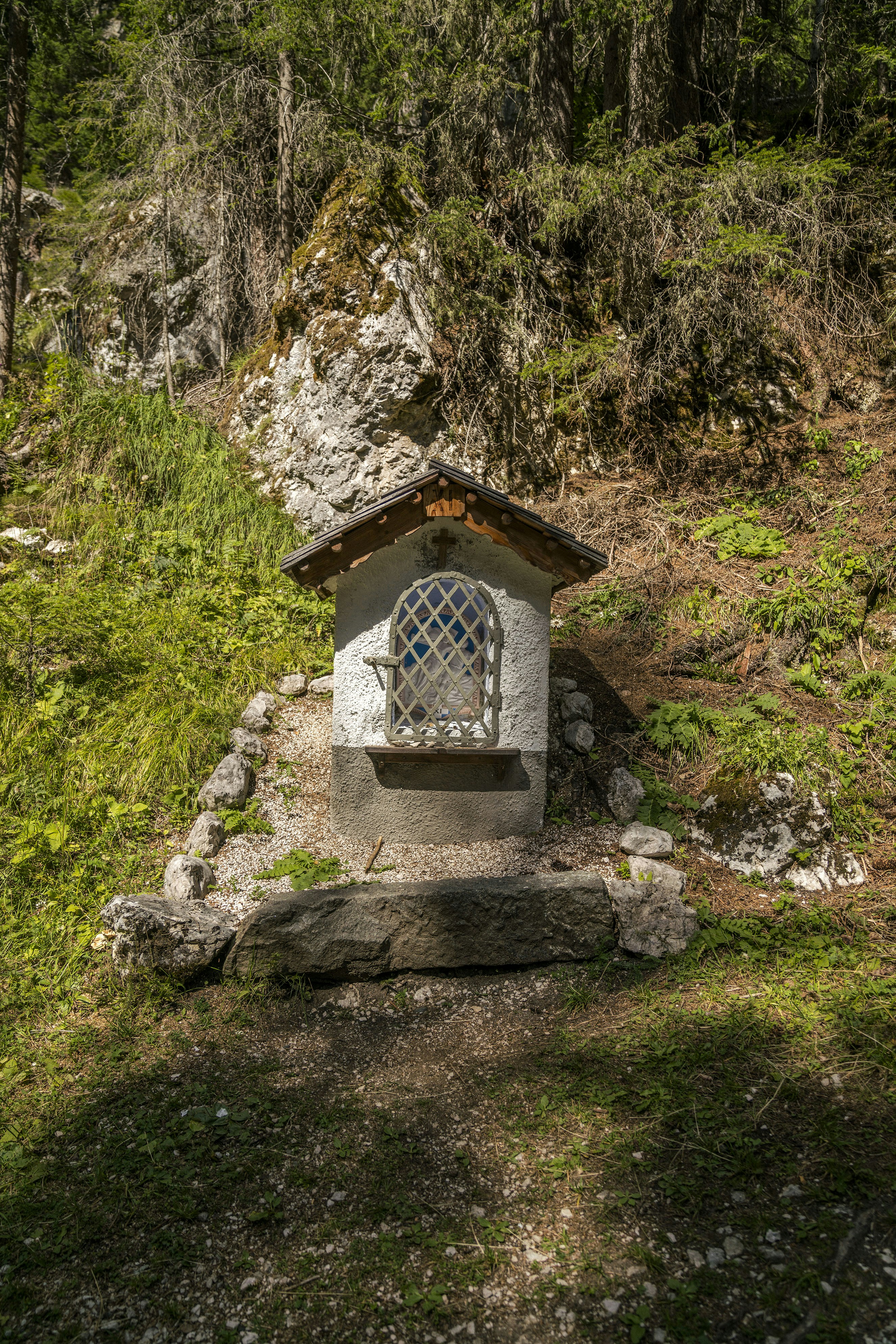 Un pequeño santuario en medio de una zona cubierta de hierba