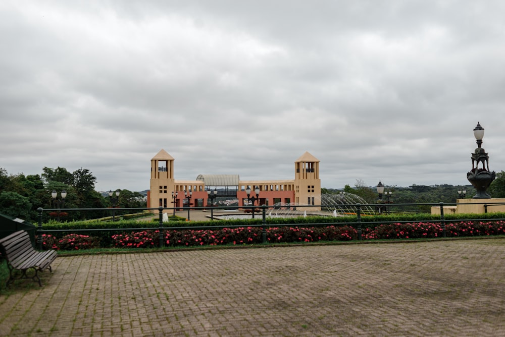 建物の前に鎮座する公園のベンチ