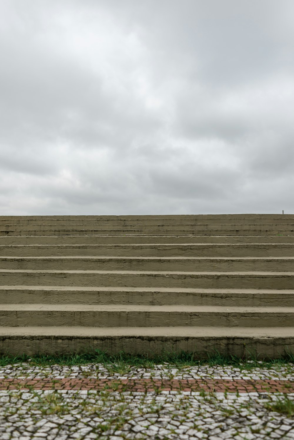 eine Person, die eine Treppe hinaufgeht