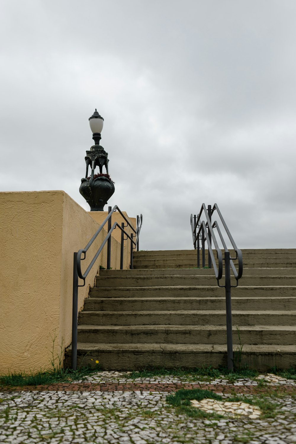 eine Straßenlaterne, die auf einer Treppe sitzt