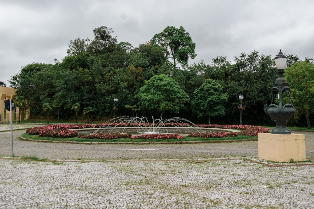 ein runder Garten mit einem Springbrunnen in der Mitte