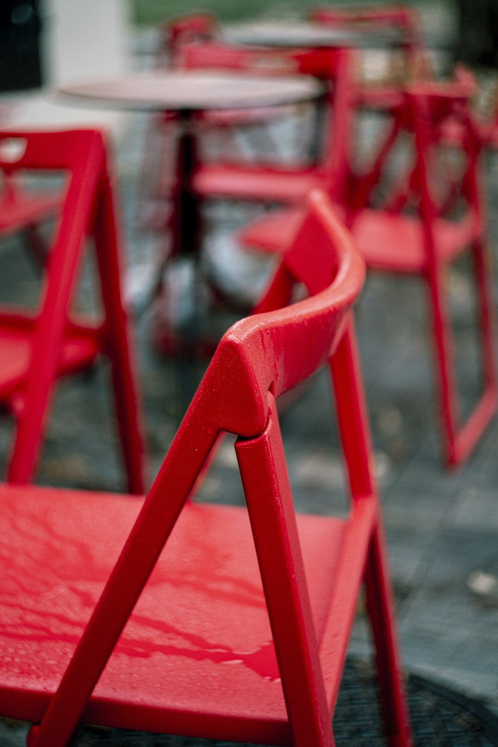 a row of red chairs sitting next to each other