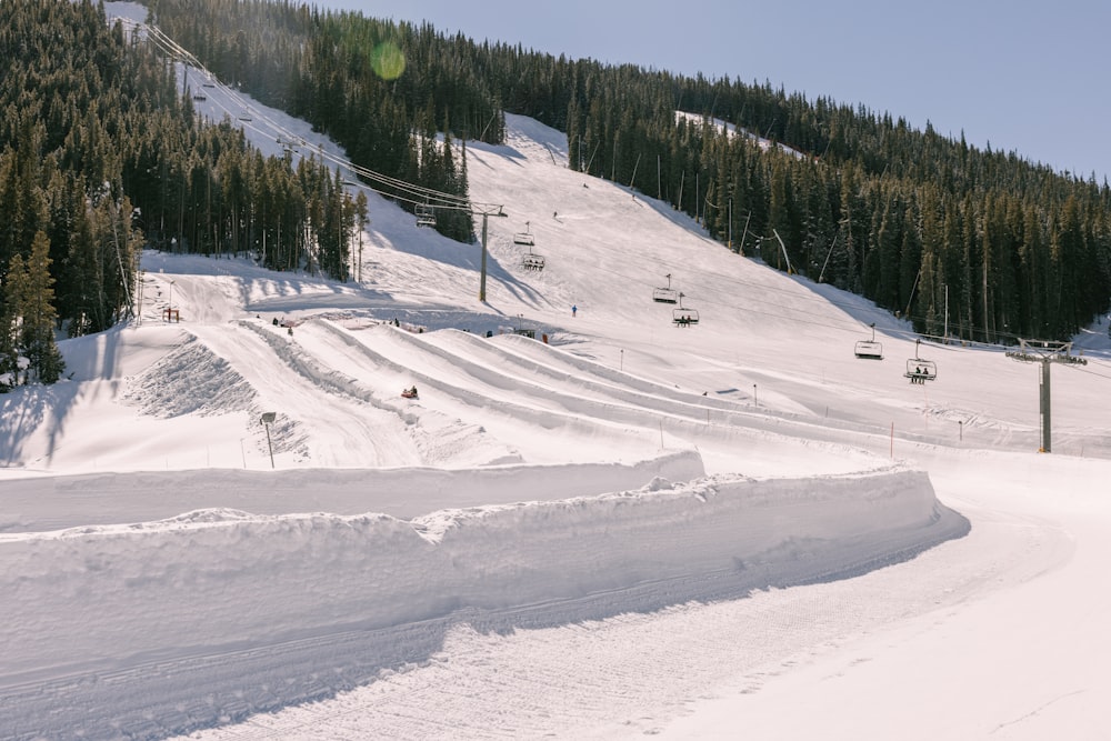 una pista de esquí cubierta de nieve con un telesilla al fondo