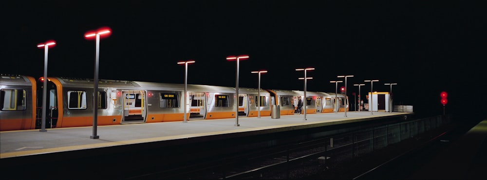 Un treno è fermo in una stazione ferroviaria di notte