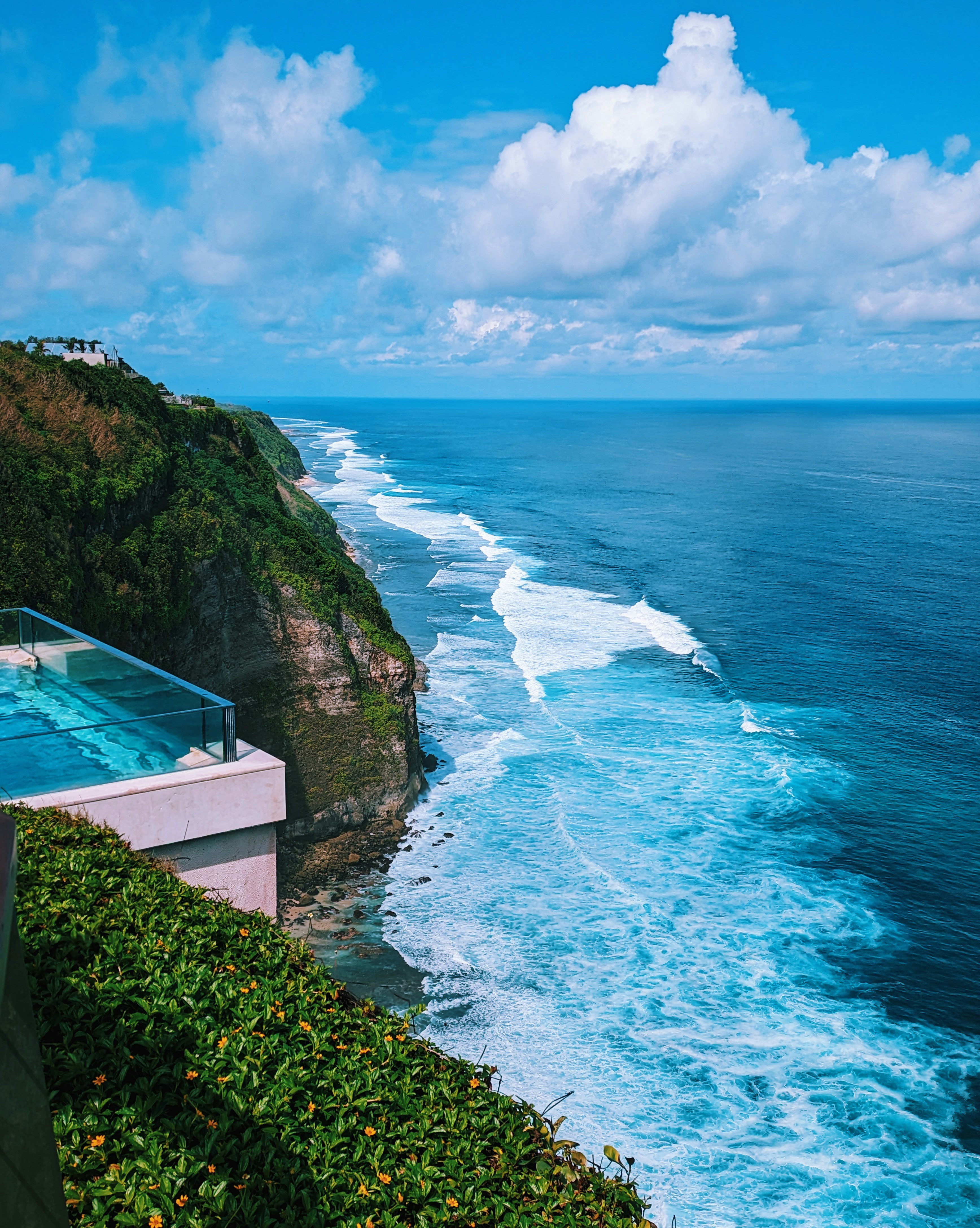 緑豊かな丘の中腹にある大きな水域