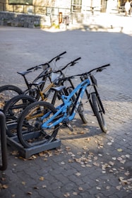 a bunch of bikes that are sitting on the ground