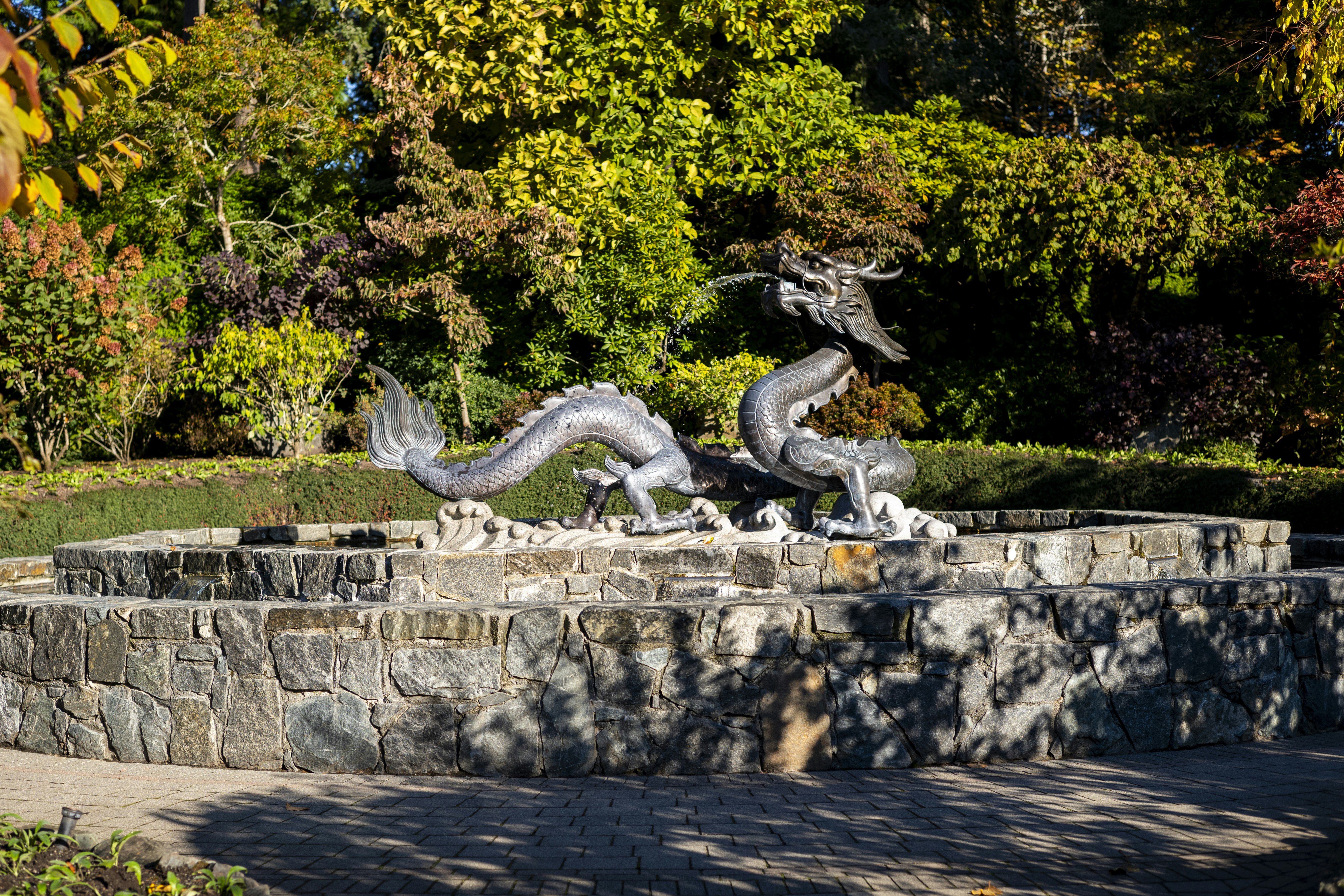 돌담에 있는 용의 동상