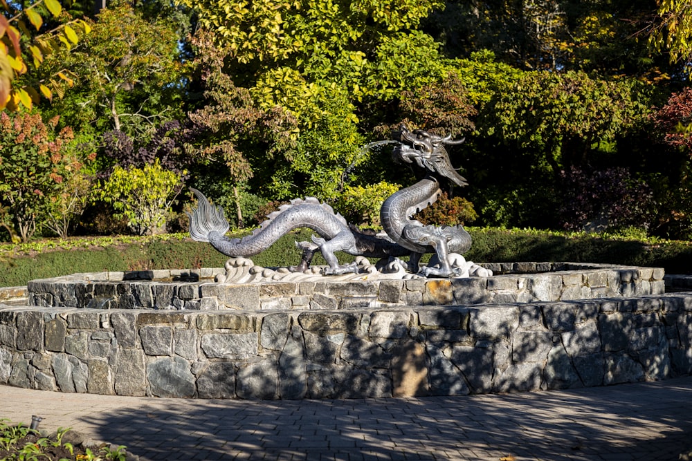 una statua di un drago su un muro di pietra