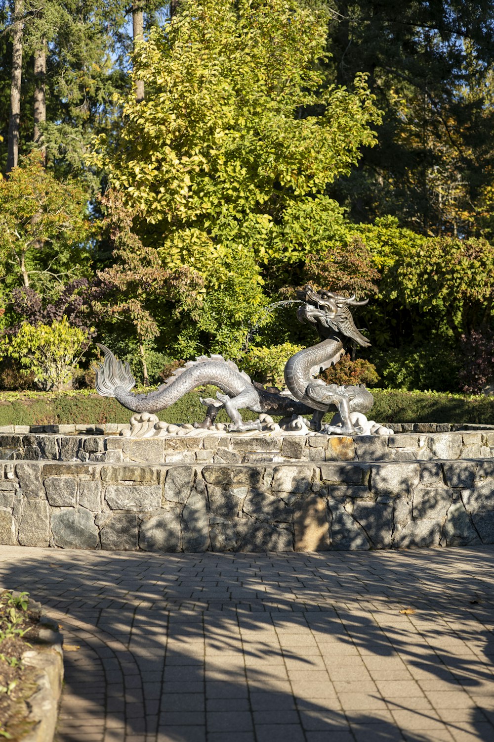 una statua di un drago su un muro di pietra