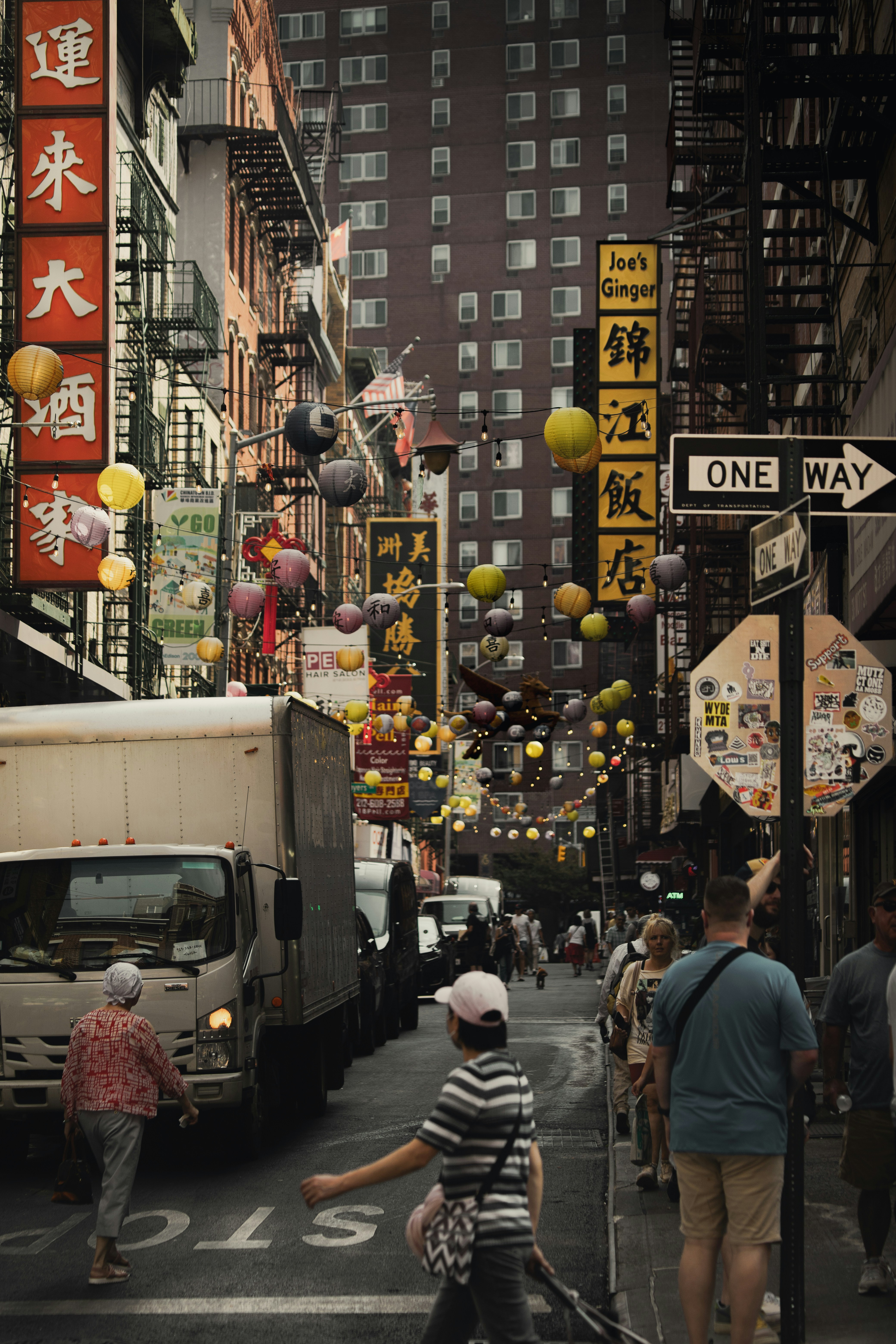 Una calle concurrida de la ciudad llena de mucho tráfico foto – Imagen de  Nueva York gratuita en Unsplash, image size:3000x4500