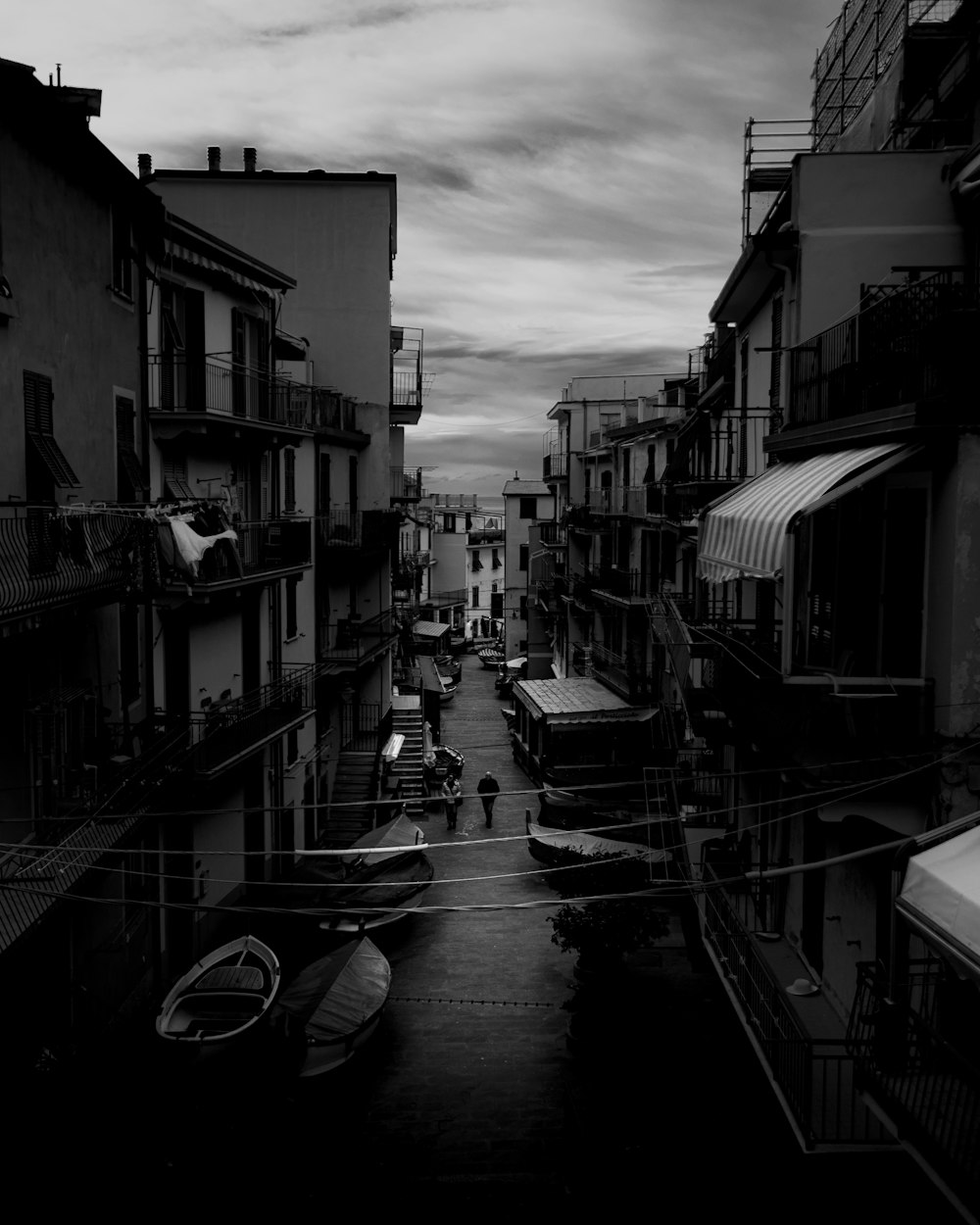 a black and white photo of a city street