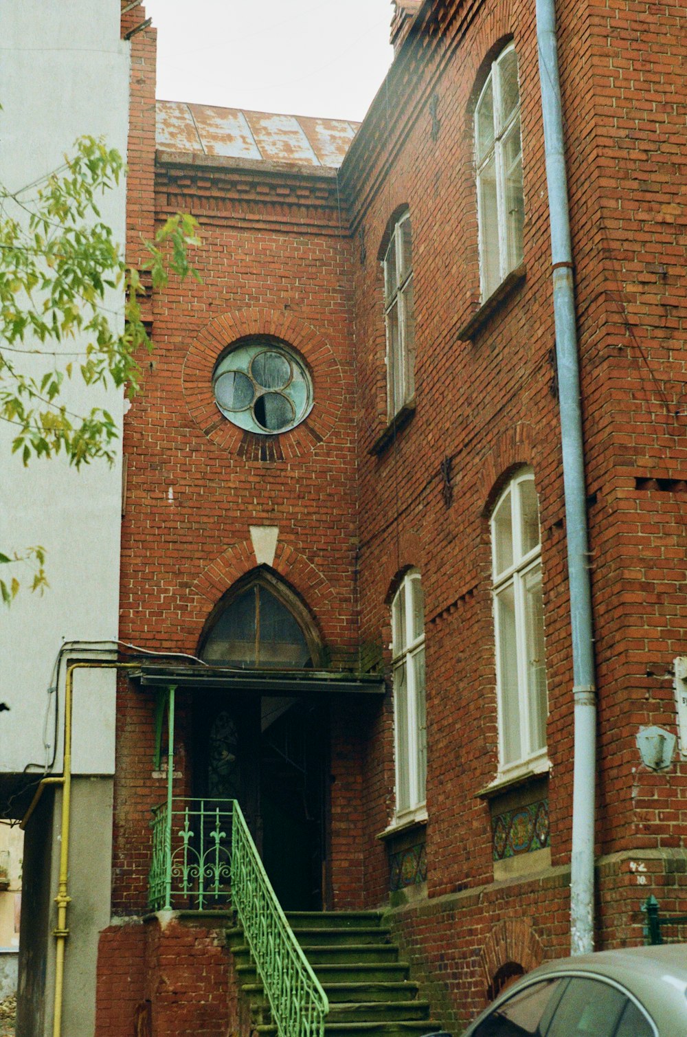 a car parked in front of a brick building