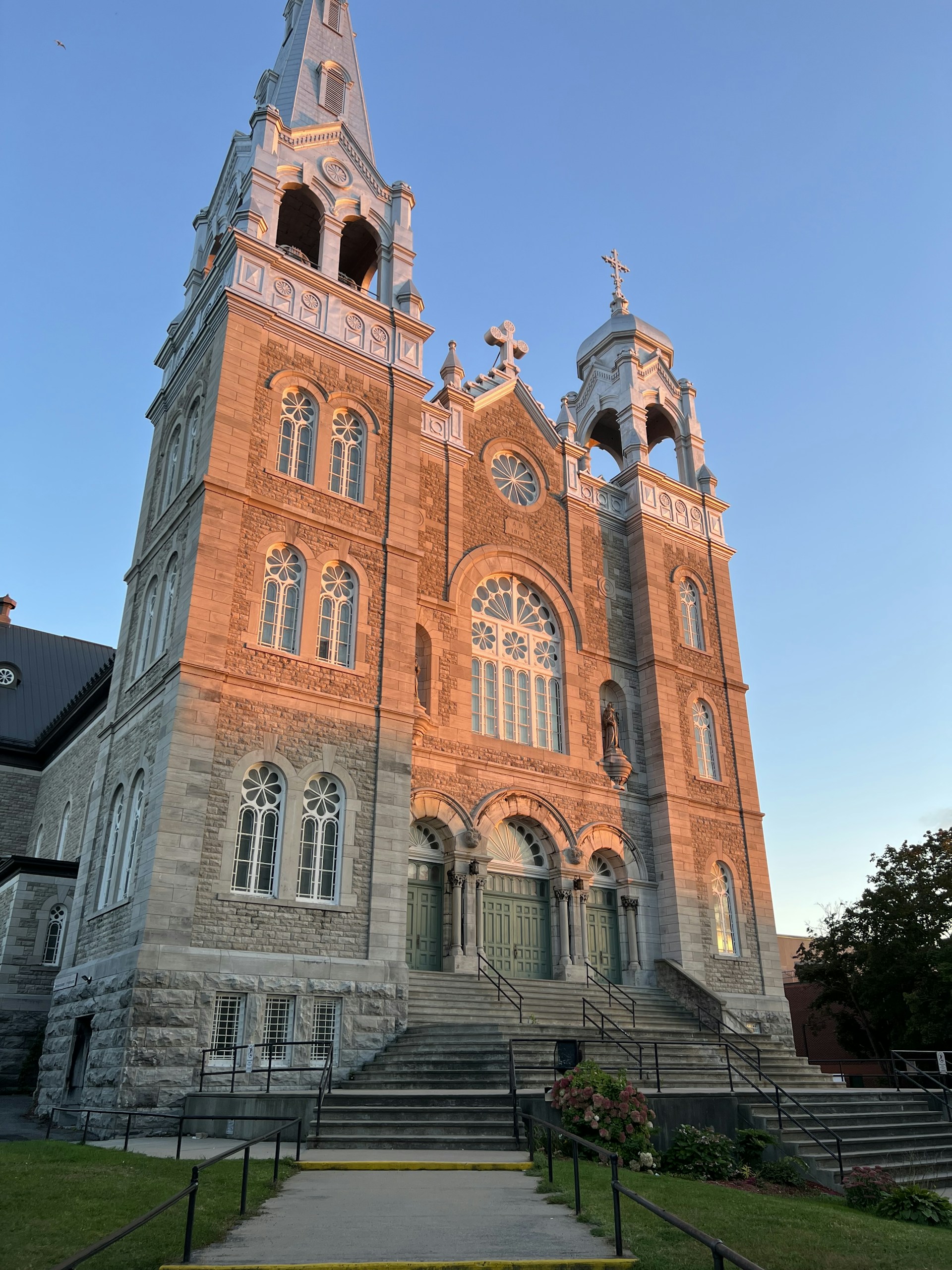 gray computer monitor