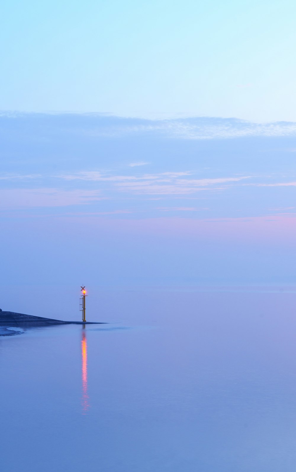 Ein einsamer Leuchtturm mitten im Ozean