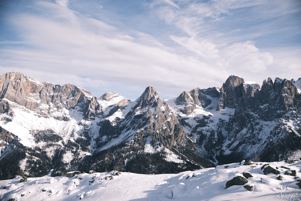 una cordillera cubierta de nieve con un fondo de cielo