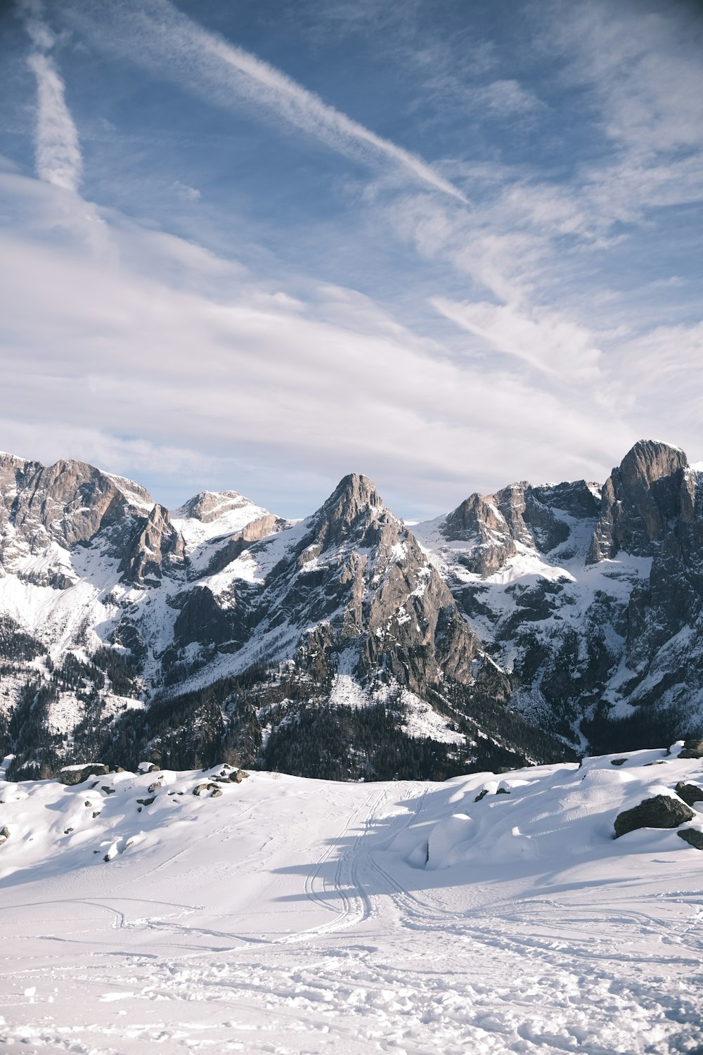 Ein Mann fährt Skier auf einem schneebedeckten Hang