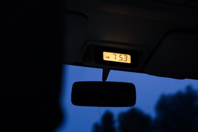 Illustration of a car with a clock symbolizing the pico y placa solidario time restrictions.