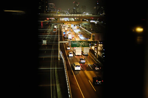 Nighttime highway scene with cargavía trucks moving efficiently.